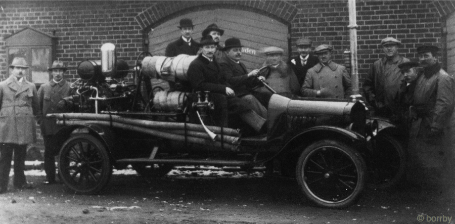 Första brandbilen, ca 1915-20.